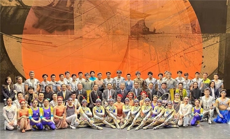 4月12日，中國人民對外友好協(xié)會會長楊萬明、駐日大使吳江浩及來自36國70位駐日使節(jié)代表等現(xiàn)場觀看中國雜技團(tuán)東京公演。中國人民對外友好協(xié)會供圖