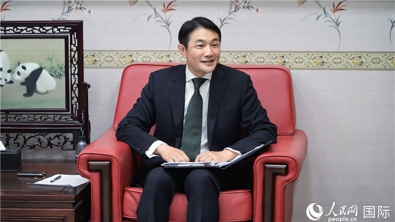 使館發(fā)言人畢海波公參介紹黨的二十屆三中全會情況并回答記者提問。人民網(wǎng) 郭錦標(biāo)攝