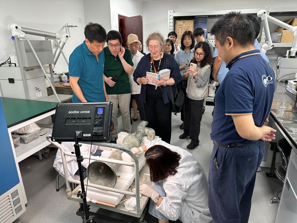 2024年5月28日，英國(guó)考古學(xué)家、牛津大學(xué)教授杰西卡·羅森在文物保護(hù)修復(fù)實(shí)驗(yàn)室觀摩文物。新華社發(fā)（四川省文物考古研究院供圖）