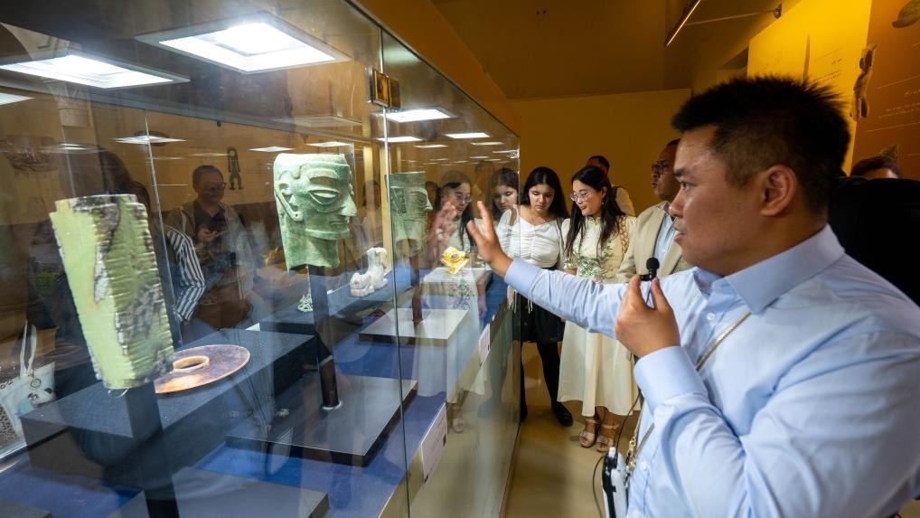 2024年6月14日，冉宏林在埃及開(kāi)羅舉辦的“三星堆·金沙”主題數(shù)字展上向埃及公眾介紹三星堆文化。新華社發(fā)（四川省文物考古研究院供圖）