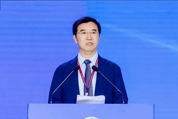 杜玉波在第八屆產(chǎn)教融合發(fā)展大會(huì)上作主旨報(bào)告。中國高等教育學(xué)會(huì)供圖