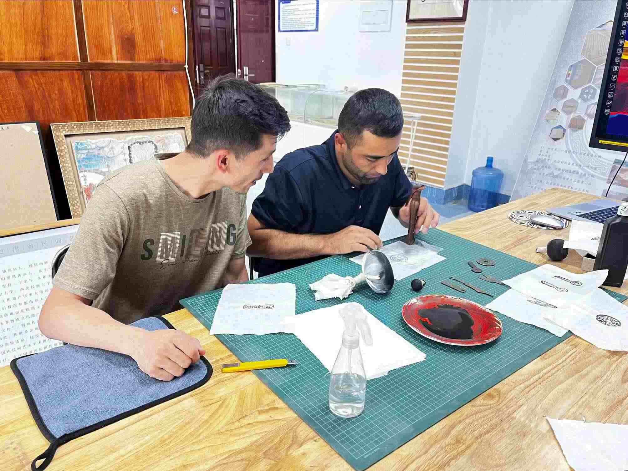 營員們動手體驗“非遺”技藝。校方供圖