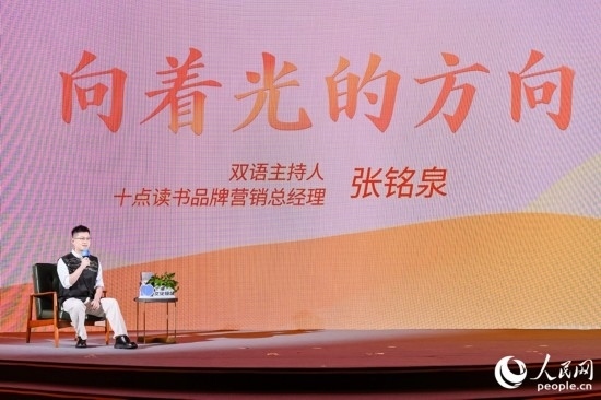 張銘泉在現(xiàn)場(chǎng)講述親歷的“小人物”故事。人民網(wǎng)攝