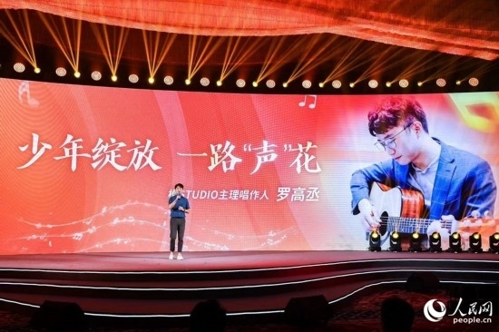 羅高丞在臺(tái)上分享自己的創(chuàng)作心路。人民網(wǎng)攝