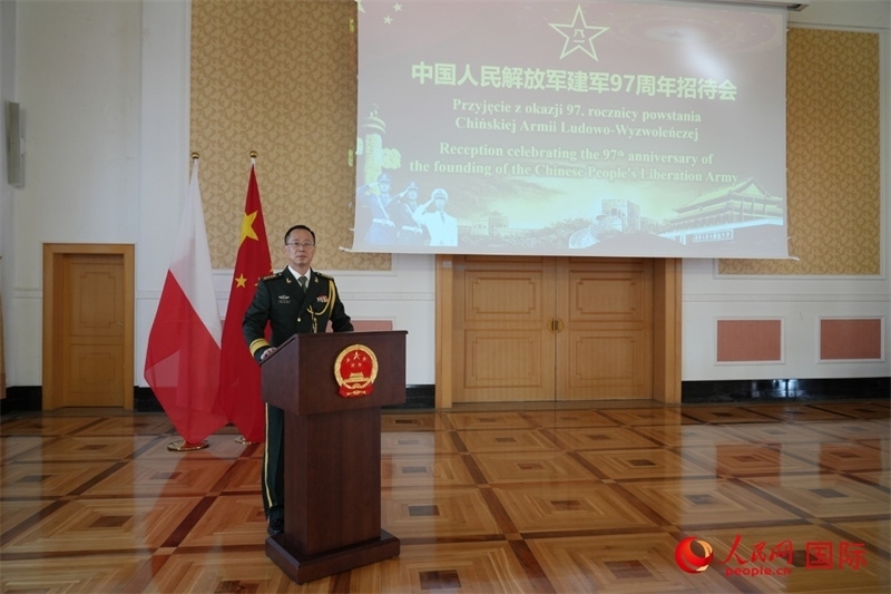 波蘭使館國(guó)防武官?gòu)堃笮Ｔ谡写龝?huì)上致辭。人民網(wǎng)記者 李增偉攝 