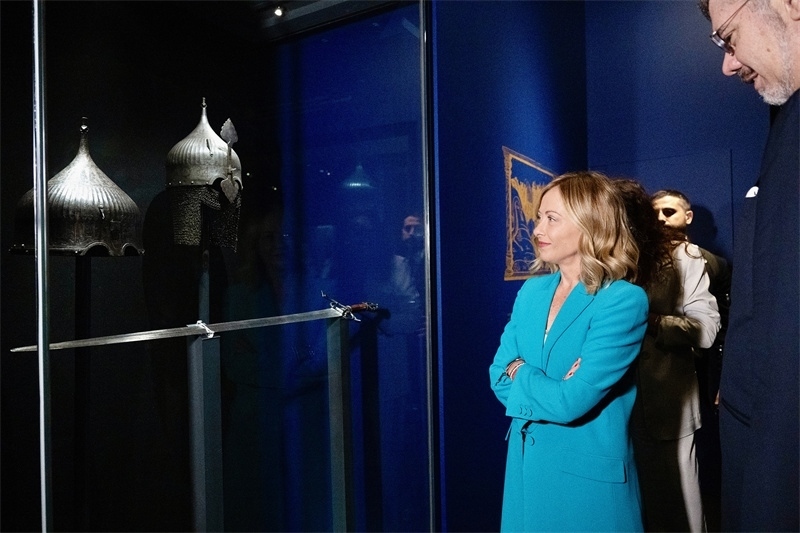 意大利總理梅洛尼參觀展覽“傳奇之旅：馬可·波羅與絲綢之路上的世界”。 (意大利總理府供圖)