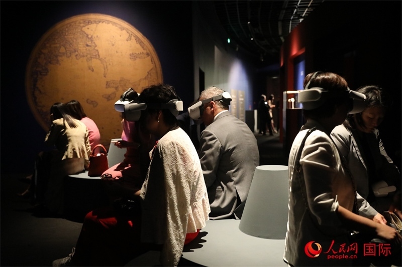 嘉賓在展覽“傳奇之旅：馬可·波羅與絲綢之路上的世界”VR體驗(yàn)區(qū)參觀。人民網(wǎng) 殷韜攝