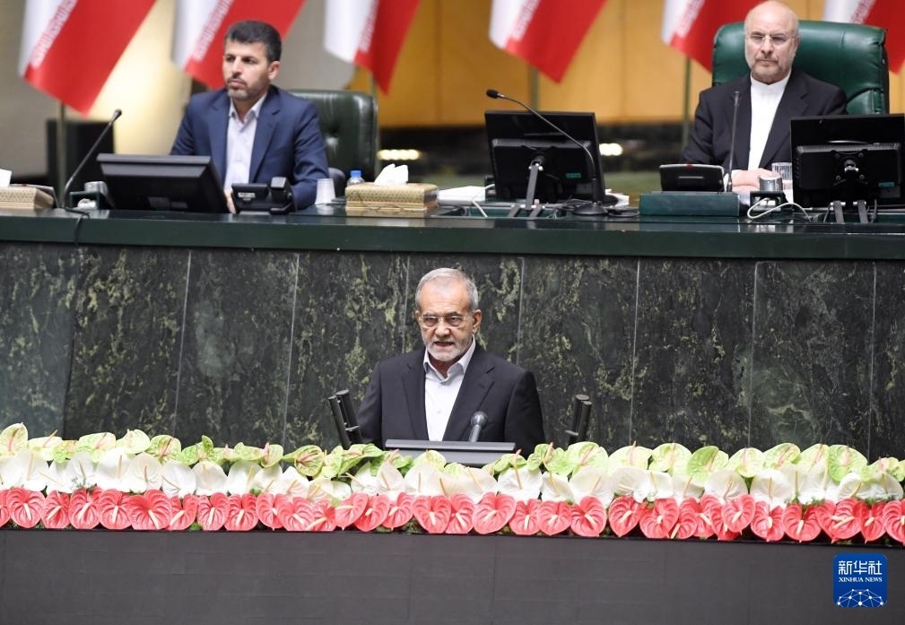 7月30日，佩澤希齊揚（前）在伊朗德黑蘭的伊朗議會宣誓就任伊朗總統(tǒng)后發(fā)表就職演說。新華社記者 沙達提 攝