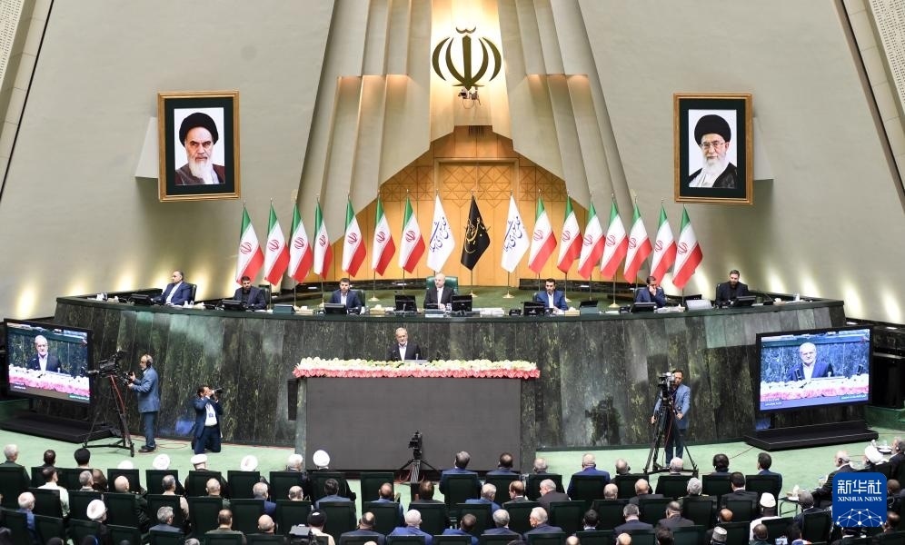 7月30日，佩澤希齊揚（中）在伊朗德黑蘭的伊朗議會宣誓就任伊朗總統(tǒng)后發(fā)表就職演說。新華社記者 沙達提 攝