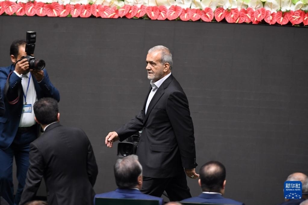 7月30日，在伊朗德黑蘭的伊朗議會，佩澤希齊揚（中）抵達總統(tǒng)就職典禮現(xiàn)場。新華社記者 沙達提 攝