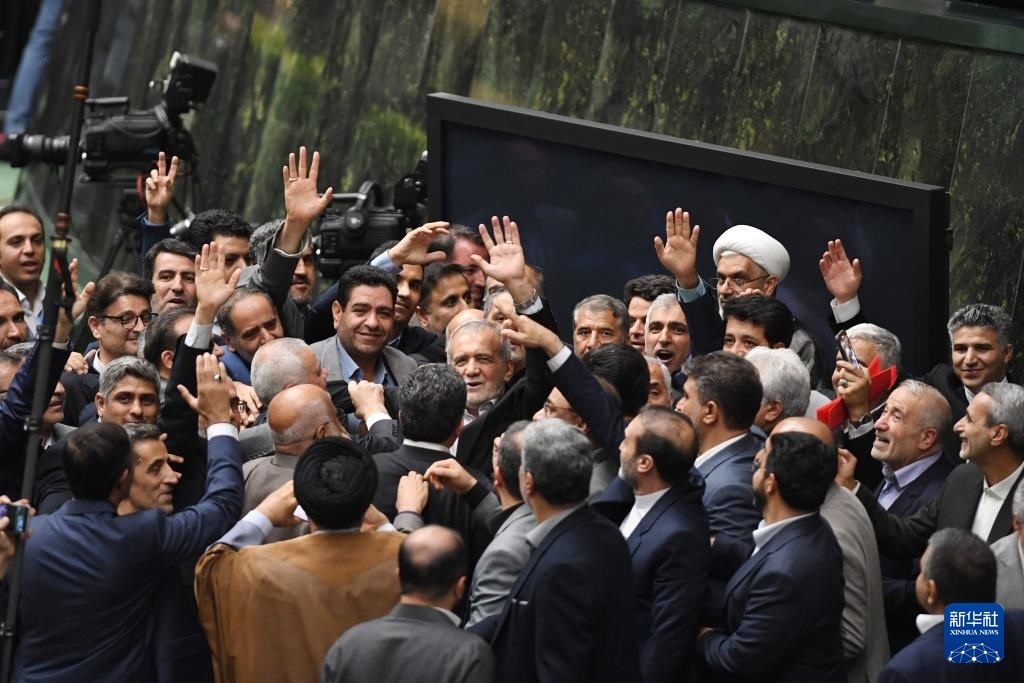 7月30日，在伊朗德黑蘭的伊朗議會，佩澤希齊揚（中）離開總統(tǒng)就職典禮現(xiàn)場時揮手致意。新華社記者 沙達提 攝