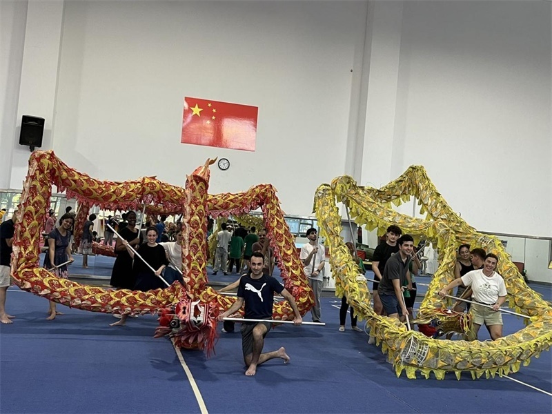 在中國和巴西共迎兩國建交50周年之際，巴西圣保羅州立大學(xué)孔子學(xué)院今年7月成功組織多批、近40名巴西青少年來華進(jìn)行短期訪問交流，圖為訪問團(tuán)成員在中國參加文化體驗(yàn)活動(dòng)。 巴西圣保羅州立大學(xué)孔子學(xué)院供圖