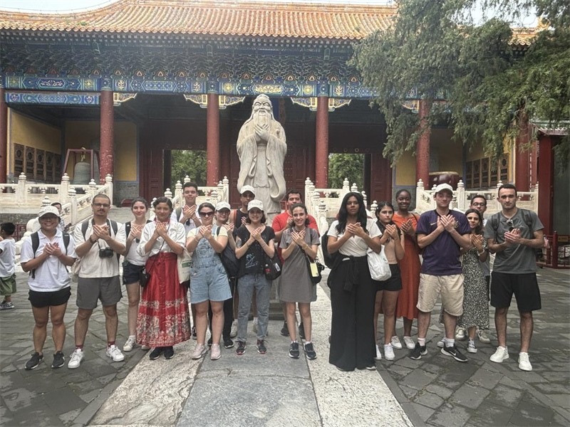 在中國和巴西共迎兩國建交50周年之際，巴西圣保羅州立大學(xué)孔子學(xué)院今年7月成功組織多批、近40名巴西青少年來華進(jìn)行短期訪問交流，圖為訪問團(tuán)成員參加文化體驗(yàn)活動(dòng)。 巴西圣保羅州立大學(xué)孔子學(xué)院供圖