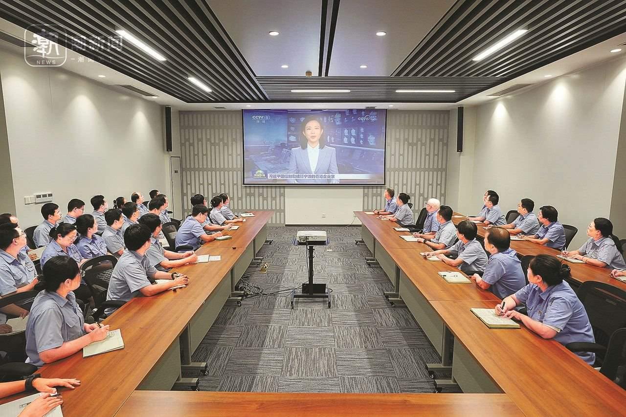 2024年8月1日晚，寧波永新光學(xué)股份有限公司員工集體觀看央視《新聞聯(lián)播》關(guān)于國(guó)家主席習(xí)近平給包陪慶、曹其鏞等祖籍寧波的香港企業(yè)家回信的報(bào)道。潮新聞?dòng)浾?賀元?jiǎng)P 彭鵬 周旭輝 攝