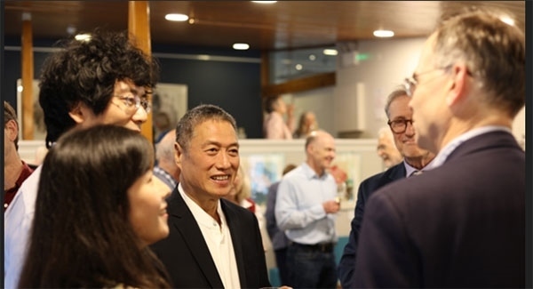 盧中見與嘉賓交流中國畫。許晉熙攝