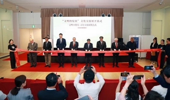 中外嘉賓共同為“文明的綻放”文化交流展開幕式剪彩。中國外文局國際傳播發(fā)展中心供圖