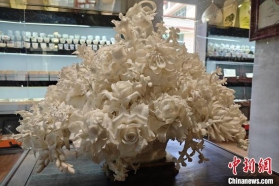 福建德化陶瓷以“白”見(jiàn)長(zhǎng)，因白如雪、明如鏡、薄如紙、聲如磬、潤(rùn)如玉而享譽(yù)世界。 吳冠標(biāo) 攝