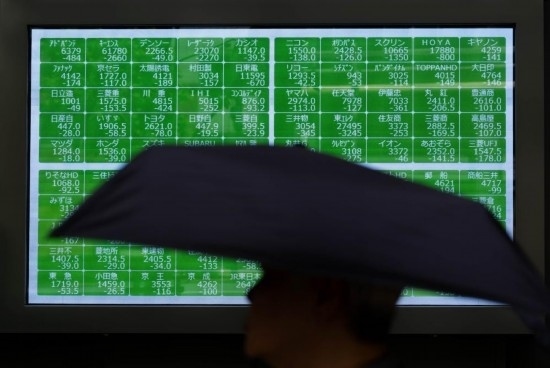8月2日，在日本東京，行人經(jīng)過(guò)一處股指信息電子顯示屏。新華社記者張笑宇攝
