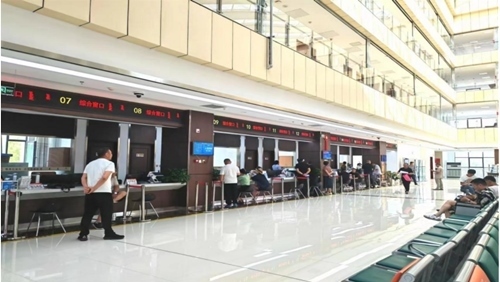 鄂托克旗政務(wù)服務(wù)中心“全科受理大綜窗”。 鄂托克旗政務(wù)服務(wù)與數(shù)據(jù)管理局供圖