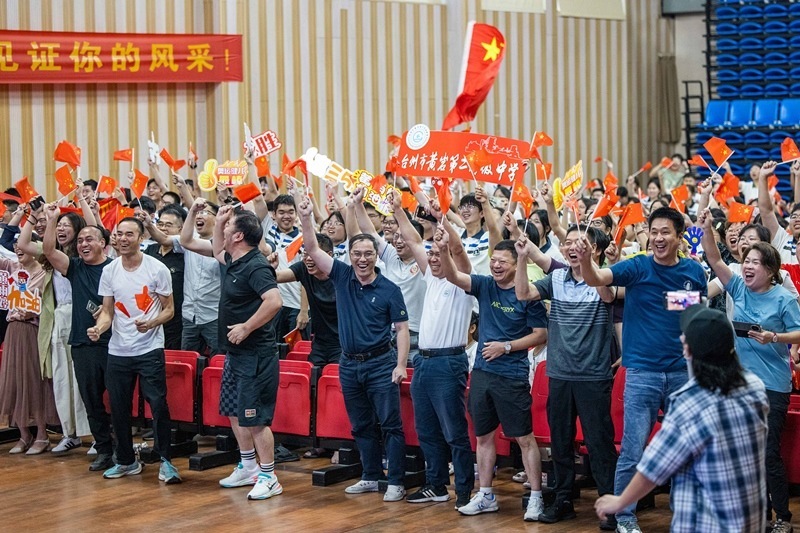 北京時(shí)間7月27日，2024年巴黎奧運(yùn)會(huì)首個(gè)比賽日，在射擊10米氣步槍混合團(tuán)體比賽中，中國(guó)選手黃雨婷/盛李豪獲得金牌。圖為黃雨婷的母校師生們通過(guò)收看奧運(yùn)直播的方式為她加油助威。