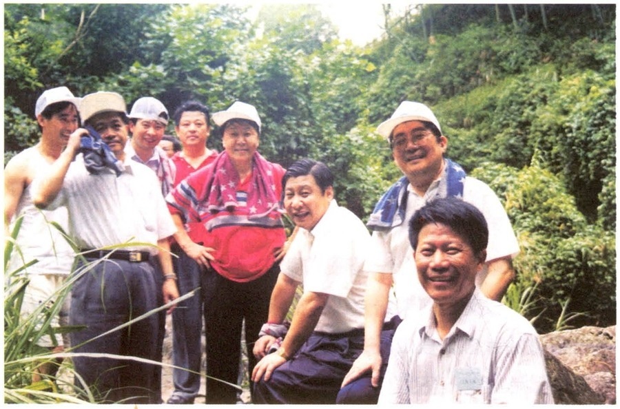 1999年6月，習近平在福州森林公園參加紀念毛主席“發(fā)展體育運動，增強人民體質(zhì)”題詞47周年登山健身活動。（資料照片，來源：《習近平在福建》（下））