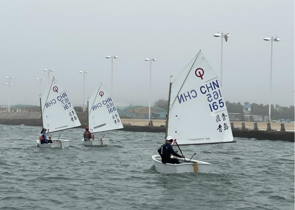 青島市嶗山區(qū)中韓小學(xué)帆船社團(tuán)進(jìn)行帆船訓(xùn)練。青島市嶗山區(qū)教育和體育局供圖