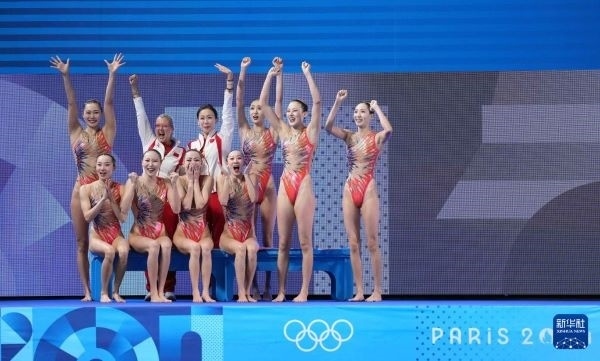 北京時間8月8日凌晨，巴黎奧運會花樣游泳集體項目的最后一項比賽集體技巧自選在巴黎奧林匹克水上運動中心舉行。中國隊奪得花樣游泳集體項目金牌。圖為中國隊在比賽后慶祝奪冠。新華社記者 薛宇舸 攝