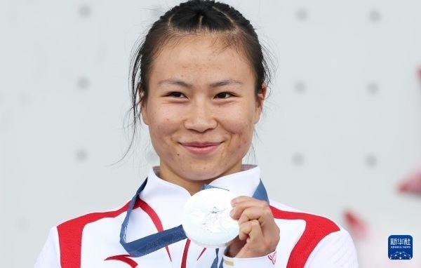 北京時(shí)間8月7日，在巴黎奧運(yùn)會(huì)攀巖女子速度賽比賽中，中國(guó)選手鄧麗娟獲得銀牌。圖為亞軍中國(guó)選手鄧麗娟在頒獎(jiǎng)儀式上。新華社記者 高靜 攝