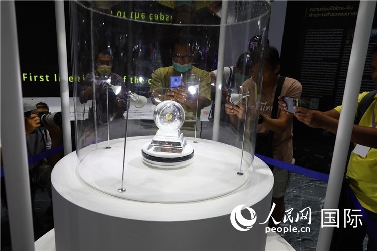 “嫦娥五號(hào)”探測(cè)器從月球帶回的月球樣品在泰國(guó)展出。人民網(wǎng)記者簡(jiǎn)承淵攝