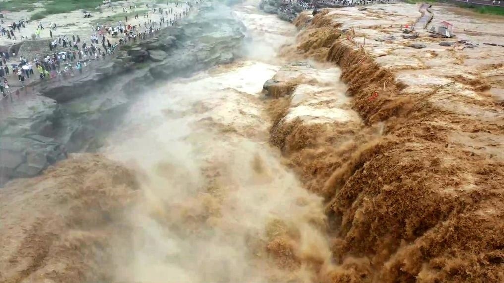 黃河壺口瀑布水量大增，出現(xiàn)壯美黃色瀑布群景觀。新華社發(fā) 呂桂明 攝