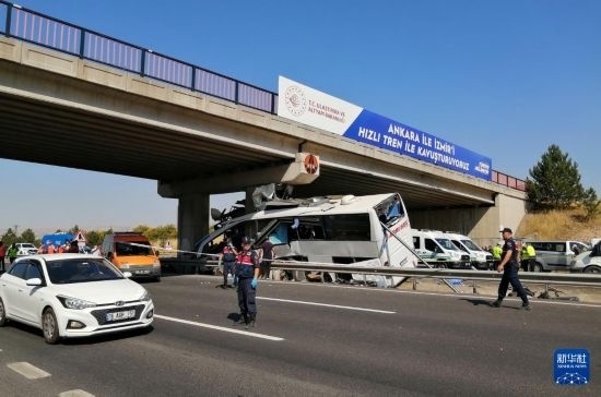 這是8月9日在土耳其安卡拉省波拉特勒拍攝的事故現(xiàn)場。新華社發(fā)（穆斯塔法·卡亞攝）
