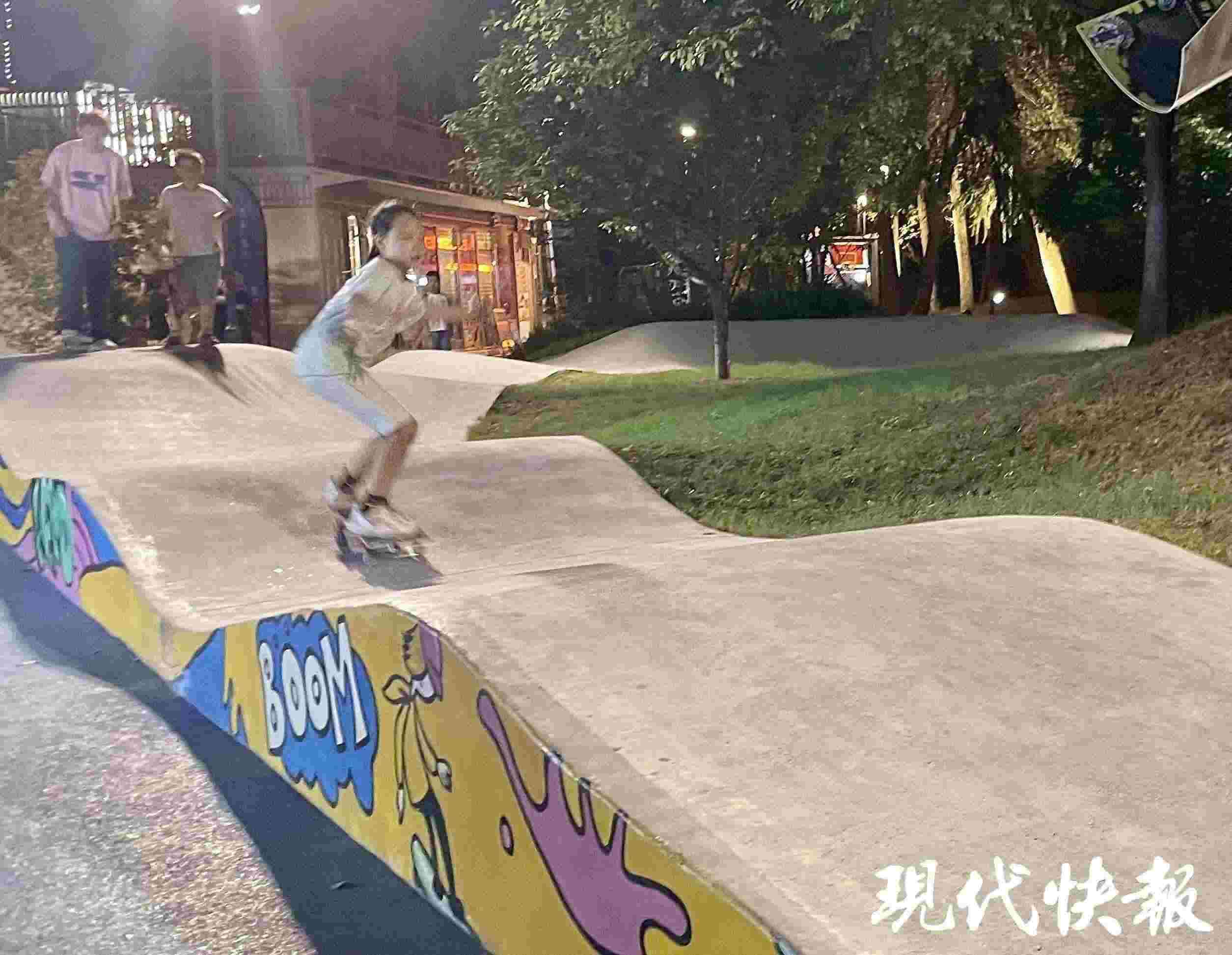 南京西城·夜未央的滑板場(chǎng)地上，一群青少年正在玩滑板