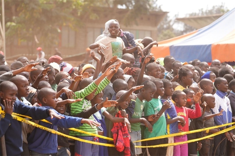 孩子們觀看達(dá)人秀。主辦方供圖