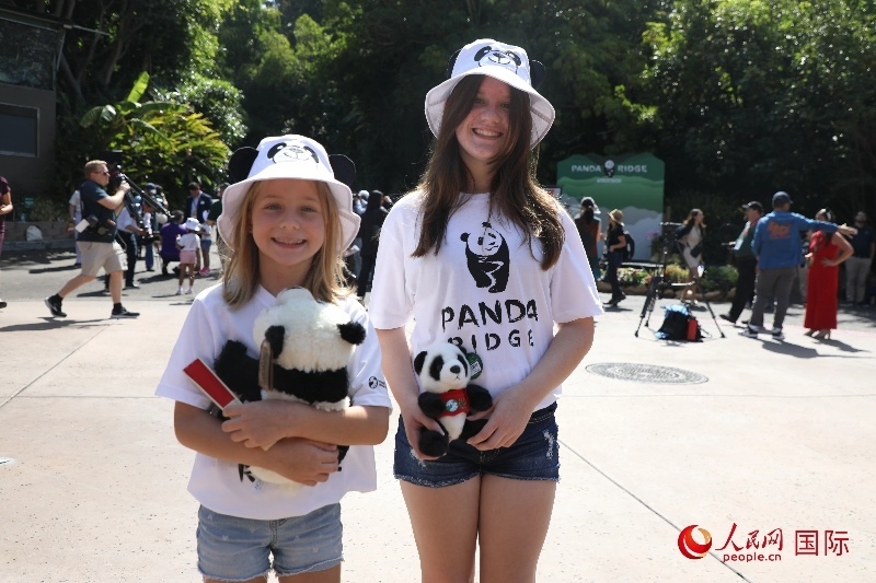 3、美國當?shù)卦S多民眾來圣迭戈動物園看熊貓。 人民網(wǎng)記者 李志偉攝