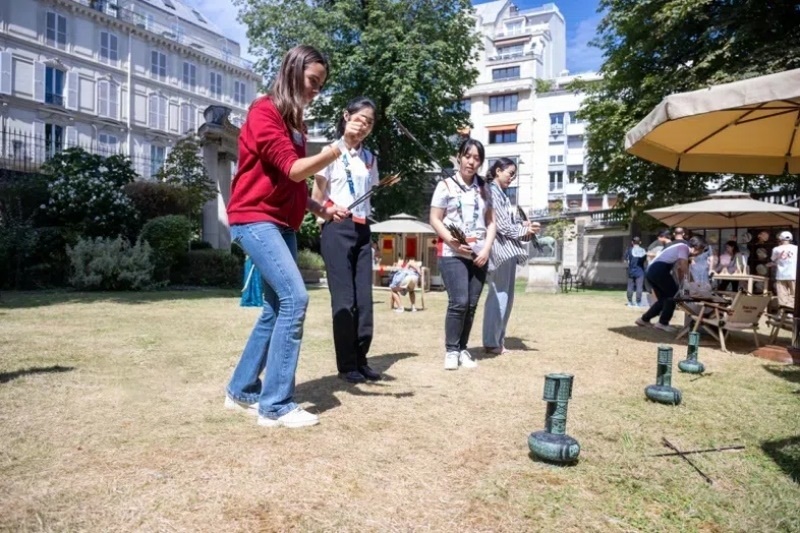 中外友人體驗(yàn)投壺游戲。巴黎