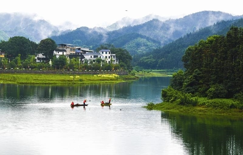 2024年6月5日，志愿者在湖南常寧市洋泉水庫清理水面漂浮物。