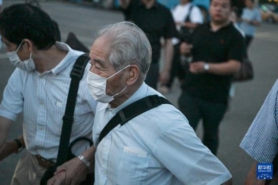 8月12日晚，侵華日軍第七三一部隊(duì)（簡稱“731部隊(duì)”）“少年隊(duì)”原隊(duì)員清水英男，乘機(jī)抵達(dá)哈爾濱。新華社記者 王松 攝