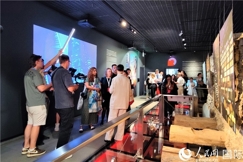 金磚國家城市主題攝影展現(xiàn)場(chǎng)。人民網(wǎng)記者 于宏建攝