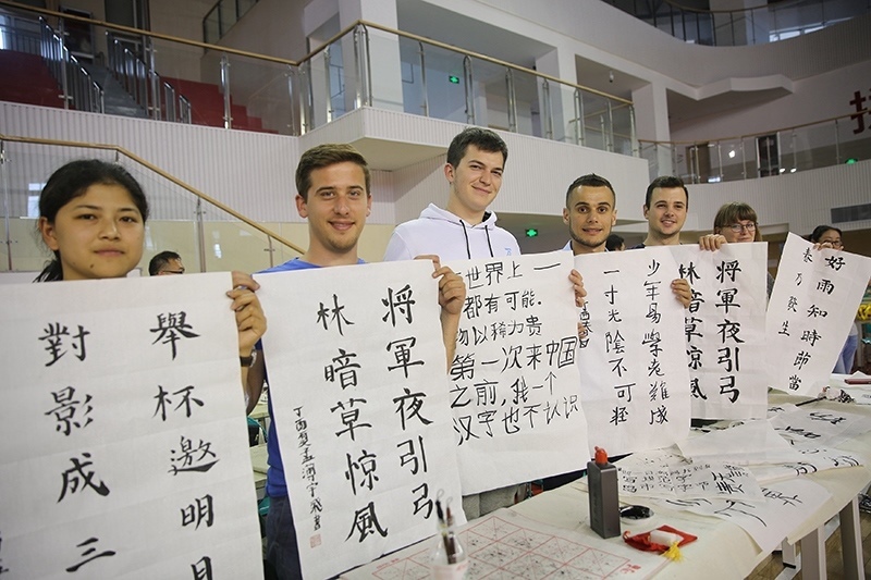 2017年6月5日，來(lái)自青島大學(xué)和中國(guó)石油大學(xué)（華東）的外國(guó)留學(xué)生在展示現(xiàn)場(chǎng)完成的書(shū)法作品。