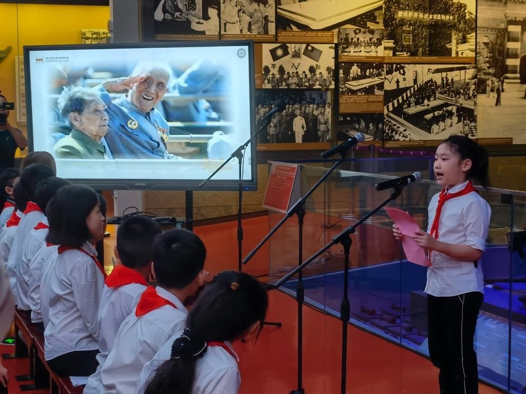 南京市科睿小學(xué)二年級(jí)學(xué)生章若初為大家講述抗戰(zhàn)老兵手印的故事。 新華社記者 邱冰清 攝