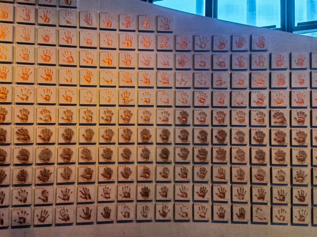 圖為侵華日軍南京大屠殺遇難同胞紀(jì)念館“三個(gè)必勝”展廳排列的648個(gè)鮮紅的手印（局部）。新華社記者 邱冰清 攝