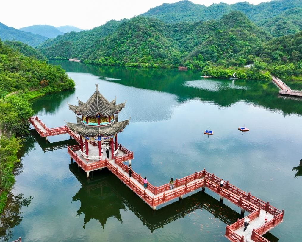 2024年8月11日，游客在湖南省雙牌縣陽明山國家森林公園萬和湖休閑游玩。新華社發(fā)（周秀魚春攝）