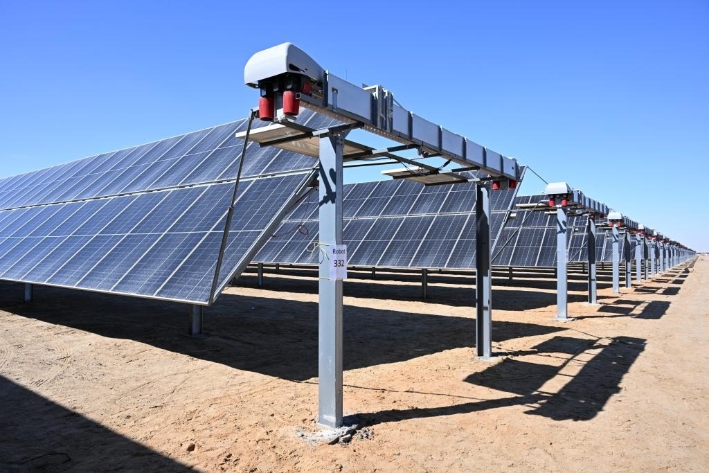 這是2023年3月18日在位于阿聯(lián)酋阿布扎比南部的艾爾達芙拉光伏電站拍攝的光伏板。新華社發(fā)（中國機械設(shè)備工程股份有限公司阿布扎比分公司供圖）