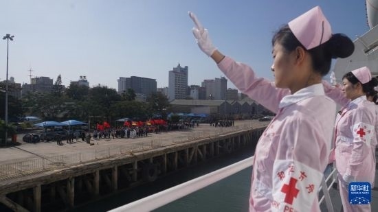 當(dāng)?shù)貢r間8月16日上午10時許，執(zhí)行“和諧使命-2024”任務(wù)的中國海軍“和平方舟”號醫(yī)院船圓滿結(jié)束對莫桑比克的訪問，駛離馬普托港，前往本次任務(wù)第五站南非。新華社發(fā)（曹春耀 攝）