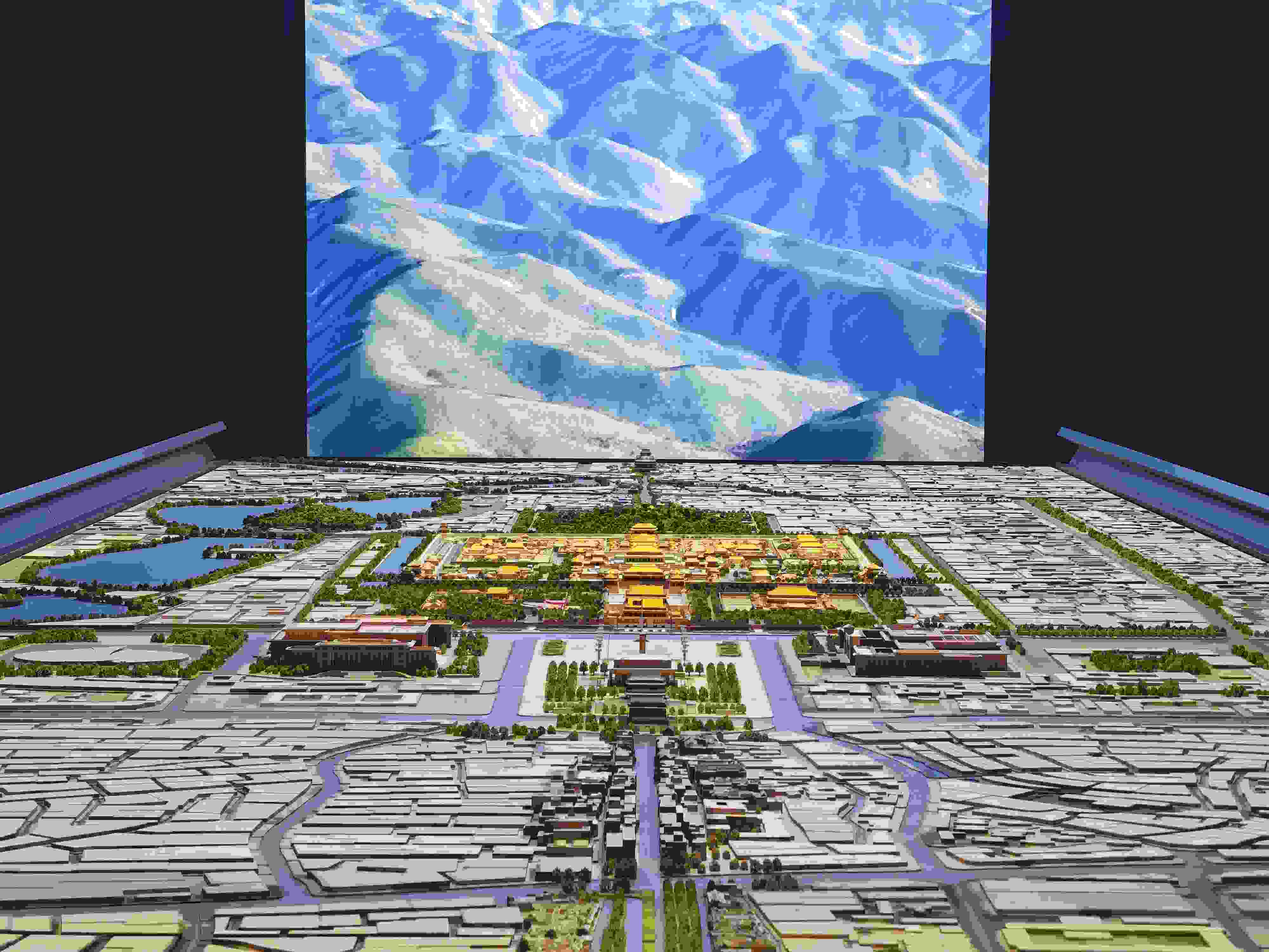 2023年3月，北京首都博物館精心制作的16米長中軸線沙盤，配以立體投影技術(shù)，展現(xiàn)了北京中軸線之壯美。