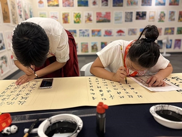 參加本次展覽的青少年在現(xiàn)場(chǎng)進(jìn)行書法創(chuàng)作。主辦方供圖