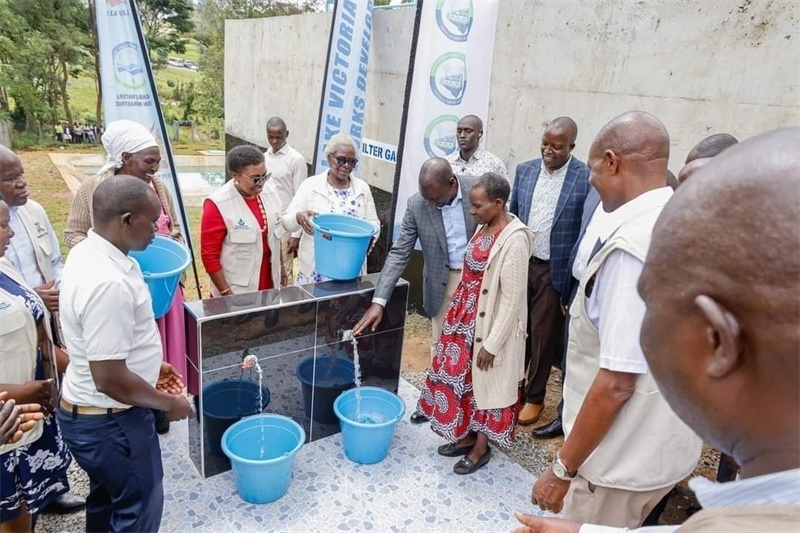 肯尼亞總統(tǒng)魯托考察南迪山供水項目設備運行情況。中鐵十局供圖
