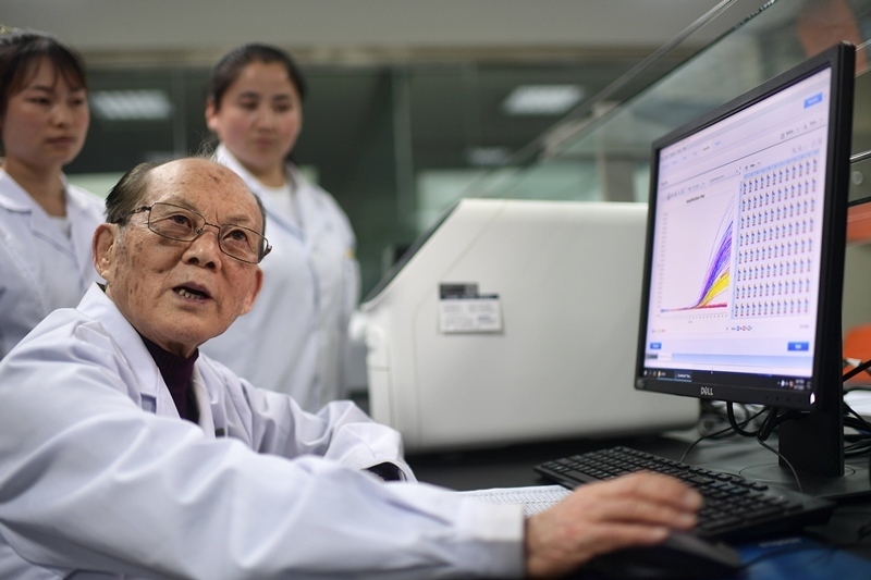 2021年6月17日，吳天一（前）在青海西寧的實驗室內(nèi)和學(xué)生討論。