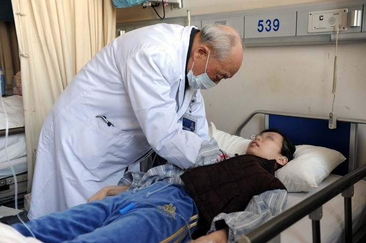 瑞金醫(yī)院終身教授王振義在上海瑞金醫(yī)院為病人看?。ㄙY料照片）。 新華社發(fā)