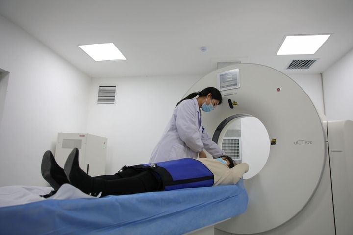 2023年3月2日，安徽省合肥市包河區(qū)煙墩街道社區(qū)衛(wèi)生服務(wù)中心的醫(yī)護人員為患者進行CT檢查。 新華社記者 曹力 攝